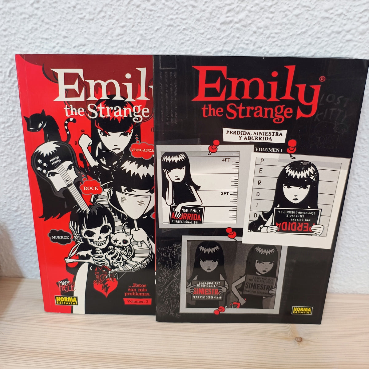 Emily the Strange volúmenes 1 y 2 (2ª mano)
