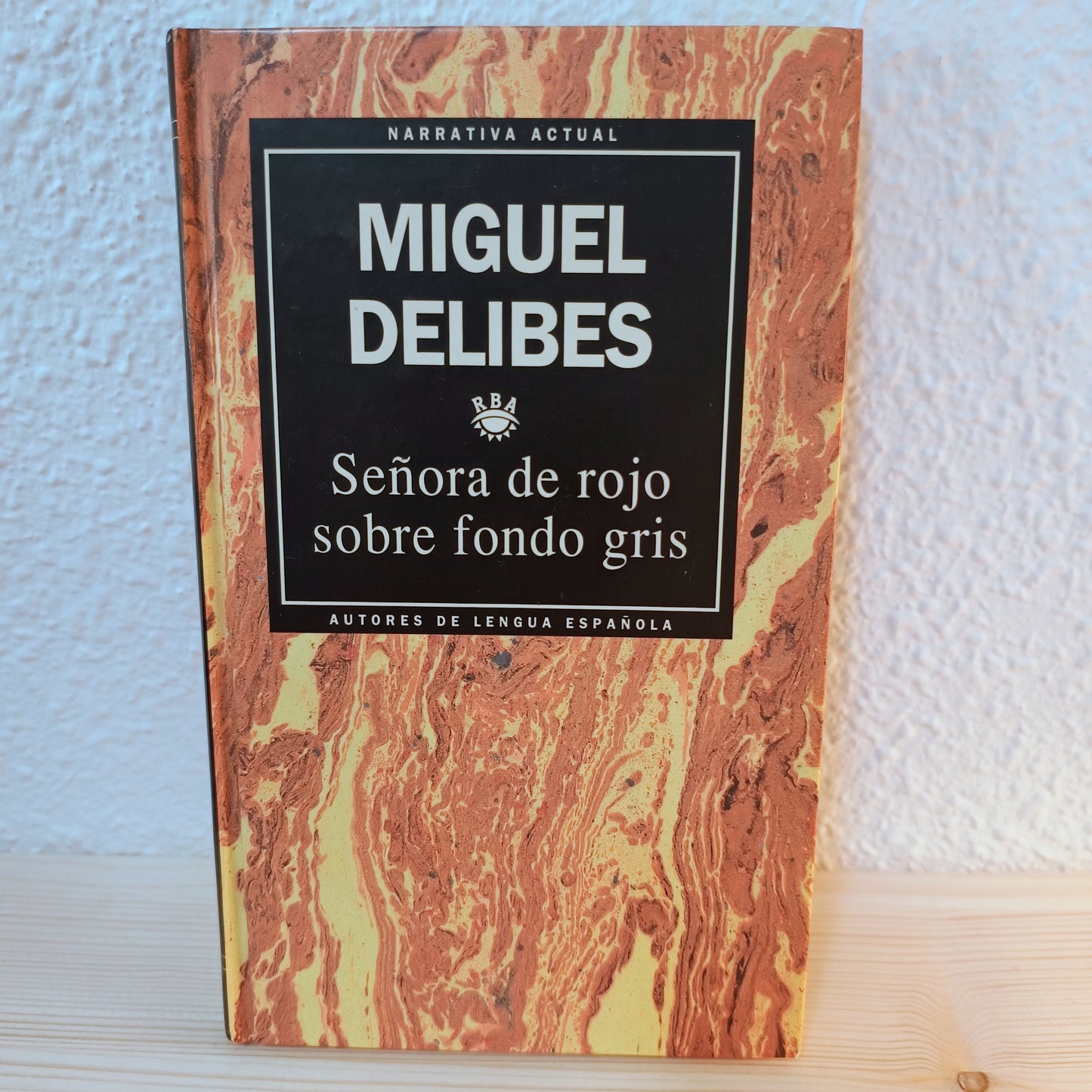 Señora de rojo sobre fondo gris 2ª mano
